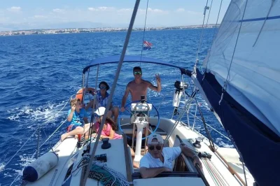 Partez de zadar vers les criques paisibles d’ugljan et l’île d’ošljak, avec baignade, snorkeling, matériel de pêche et guide local sympa. tout compris.