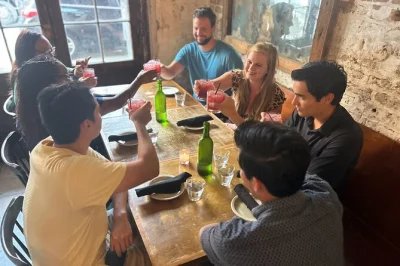 Scopri i cocktail classici, i sapori locali e le storie del french quarter in un tour guidato a piccoli gruppi. 4 degustazioni, guida esperta e l’autentica atmosfera notturna di new orleans.