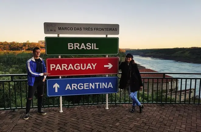 Trois Frontières au coucher du soleil : Brésil, Paraguay, Argentine