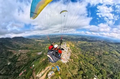 Voe de parapente tandem em buenavista, quindío. pilotos certificados, equipamentos de segurança, fotos e vídeo incluídos. sobrevoe a paisagem do café na colômbia — reserve já!
