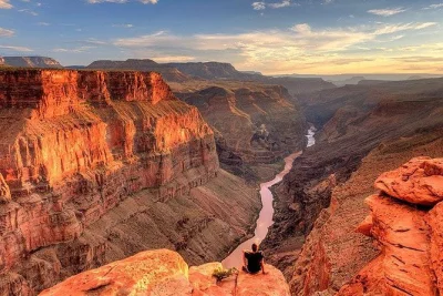 Siente la inmensidad del gran cañón west rim, camina por el skywalk, conoce la cultura hualapai y visita hoover dam, todo con recogida en hotel y grupo pequeño.