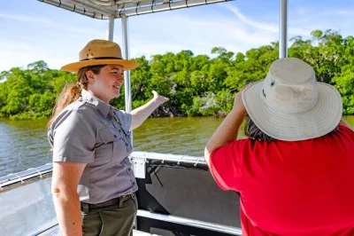 Erlebe die wilde seite der everglades bei einer bootstour durch chokoloskee bay & ten thousand islands mit spannenden geschichten von lokalen guides. rollstuhlgerecht & familienfreundlich.