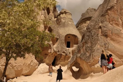 Explore as chaminés de fada, caminhe por túneis antigos e conheça artesãos locais em um tour privado pela cappadocia, com transporte, guia licenciado e entradas inclusas.