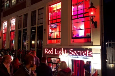 Descubre el barrio rojo de Ámsterdam con un guía local, escucha historias reales, recorre calles históricas y termina con un mapa para explorar por tu cuenta y un pequeño regalo.