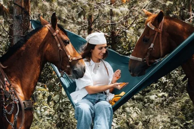 Scopri le ande colombiane con una passeggiata a cavallo, colazione fresca in fattoria e l’ospitalità di una famiglia locale—con trasferimenti e guida in una finca centenaria.