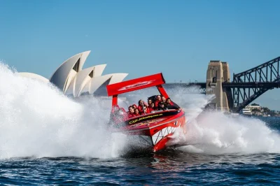 Sinta a adrenalina e a velocidade no jet boat pelo sydney harbour. veja de perto a opera house e a harbour bridge. inclui briefing de segurança, roupa impermeável e aventura de 30 minutos.