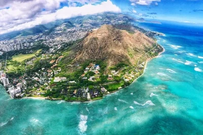 Inizia la tua giornata a oahu con l'escursione a diamond head, assaggia le macadamia fresche e scopri i food truck e le spiagge del north shore. pickup a waikiki e guida locale inclusi.