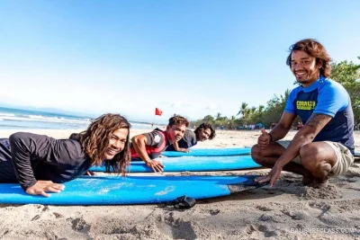 Siente la emoción de tu primera ola en playa de kuta con clases de surf guiadas por expertos locales. incluye tabla, camiseta de lycra, agua y horarios flexibles según la marea.