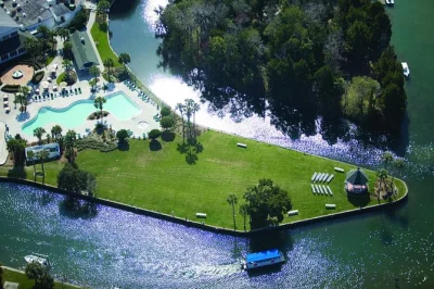 Erlebe eine entspannte bootstour durch kings bay in crystal river. beobachte manatis, delfine und vögel mit einem erfahrenen guide. Überdachtes boot, 1 stunde, für alle altersgruppen geeignet.