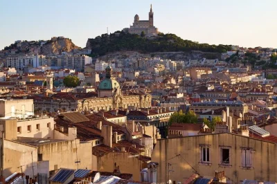 Scopri marsiglia passeggiando nel vieux port, tra vicoli storici e la maestosa cattedrale con una guida del posto. tour in piccolo gruppo, storie autentiche e consigli per il prossimo itinerario.