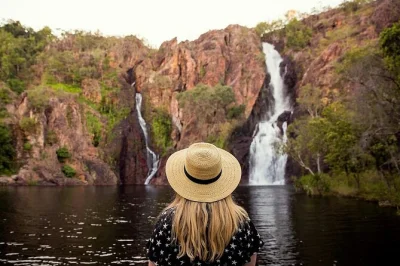 Descubre las cascadas de litchfield, observa cocodrilos salvajes en el río adelaide y avista aves raras en fogg dam. tour en grupo pequeño con recogida desde darwin.