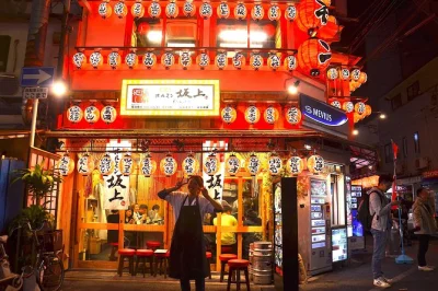 Erlebe osakas lebendige food-szene: genieße spezialitäten in dotonbori & kuromon markt und entdecke einen versteckten schrein – geführte tour mit street food & dessert.