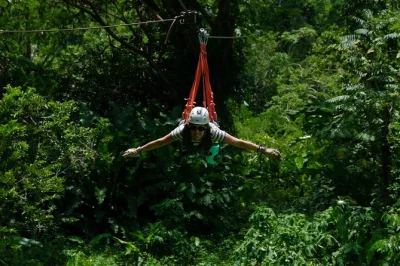 Vive la emoción de la tirolesa en costa rica recorriendo la selva de nativo, con columpio tarzán, cable superman y frutas frescas. guías locales te acompañan.