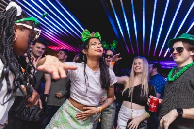 Vive la noche de londres con una ruta guiada por bares y clubs del west end, sin hacer colas, chupitos gratis y ofertas exclusivas en bebidas.