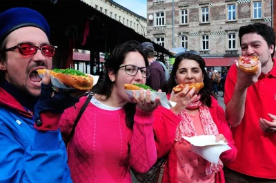 Découvrez cracovie en soirée avec dégustations de fromages, bières et pierogi dans la vieille ville, puis explorez kazimierz pour des saveurs juives et une vodka locale. guide privé et prise en c