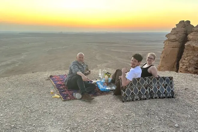 Edge of the World tour from Riyadh: Private sunrise or sunset