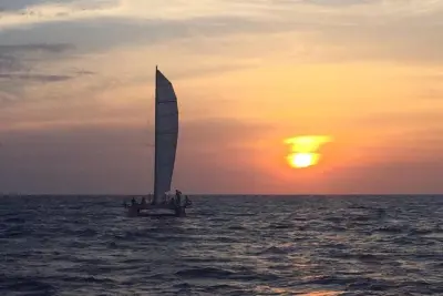 Snorkel en Menorca al atardecer con paseo en velero y baño