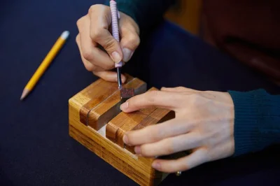 Descubre un taller tranquilo en insadong, crea tu propio sello coreano en piedra con una artista local y disfruta de té de camelia. grupo pequeño, práctica guiada y todo incluido.