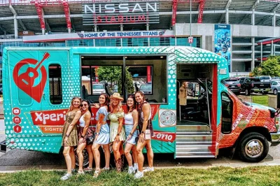 Erlebe nashville hautnah bei einer privaten open-air minibus-tour. entdecke murals, music row, brauereien und den bicentennial park. flexible abholung für deine gruppe inklusive.