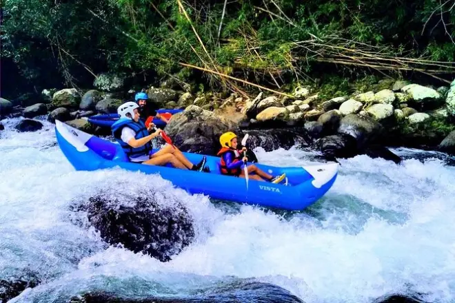 Rafting on Réunion Island: Inflatable boats in a tropical forest