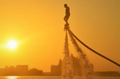 Descubre qué se siente volar con una sesión de flyboard en dubai, guiada por un instructor certificado. incluye casco, chaleco, toalla y ducha—solo trae ganas y valentía.
