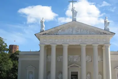 Vilnius casco antiguo y Uzupis en medio día: Grupo pequeño con guía