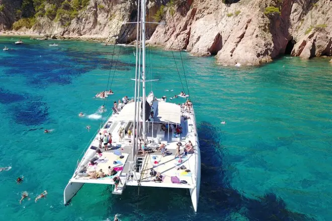 Katamaran Costa Brava mit Schwimmen, Grillen und Getränken