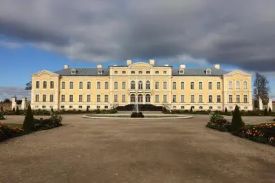 De Vilnius a Riga con visita a la Colina de las Cruces y castillos