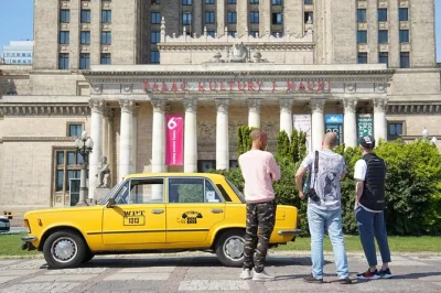 Erlebe warschaus geschichte im vintage-fiat 125p, entdecke altstadt, praga und das jüdische viertel mit einem lokalen guide. inklusive abholung und rückfahrt.