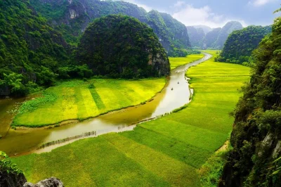 Descubre la tranquilidad de los ríos de ninh binh, pedalea entre arrozales y comparte una comida con locales en esta excursión privada desde hanoi. incluye recogida en hotel y almuerzo.
