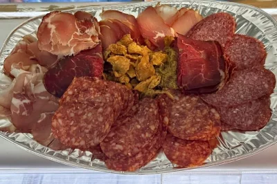 Scopri il cibo di strada di belgrado, assaggia specialità nei mercati e sorseggia bevande locali in un tour a piedi con guida. include degustazioni, pranzo e una passeggiata tra gli angoli creativi d