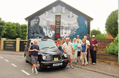 Belfast Mural Tour: Republican & Loyalist Black Taxi, 2 Hours