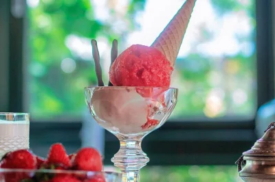 Erlebe in mailand einen praktischen kochkurs für frische pasta & gelato in einem gemütlichen zuhause voller familienkunst. inkl. wein, limoncello, rezepte und englischsprachiger gastgeberin.