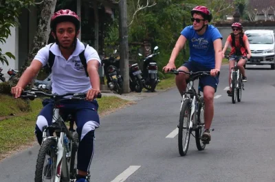 Scopri bali in bici con discesa da kintamani, degustazione di caffè, visita a scuola locale, casa del sacerdote e pranzo incluso con guida e pick-up.