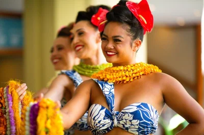 Vivez l’esprit aloha à waikiki avec le nā lei aloha luau : cocktail maison, buffet premium et danse hula en live. dîner, spectacle et places accessibles inclus.