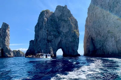 Disfruta un día en capri saliendo desde amalfi, positano o praiano. navega la costa, nada desde el barco, explora la gruta azul y brinda con prosecco y limoncello casero a bordo.