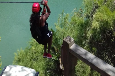 Explorez les grottes mayas de belize en tube, survolez la canopée en tyrolienne et partagez des moments authentiques avec les locaux—tout l’équipement, déjeuner et transferts inclus pour une jo