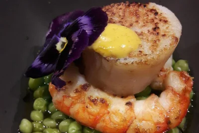 Entdecke san sebastians altstadt mit einem lokalen guide, koste pintxos und regionale weine in traditionellen bars. private gruppe, essen und getränke inklusive, keine fremden dabei.