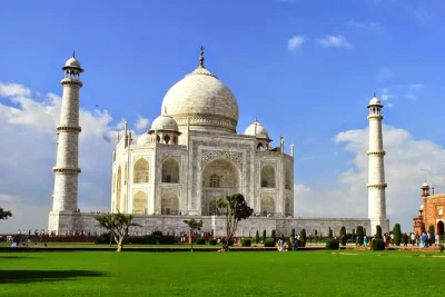 Agra entdecken: spüre den kühlen marmor im taj mahal, erkunde die roten mauern des agra fort und genieße die ruhe am baby taj mit privatem guide und abholung.