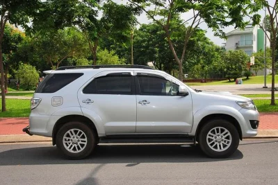 Al llegar al aeropuerto noi bai, tu conductor privado te espera con un cartel con tu nombre, ayuda con el equipaje y te lleva directo a tu hotel en hanoi sin complicaciones ni regateos.