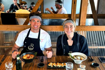 Vivez la chaleur d’une cuisine tokyoïte en préparant ramen et gyoza maison avec un chef pro à meguro. déjeuner, boissons et e-book de recettes inclus.