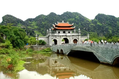 Descubre la magia tranquila de los arrozales de ninh binh, pasea en sampán por sus cuevas y visita templos antiguos en una excursión desde hanoi con almuerzo y traslados incluidos.