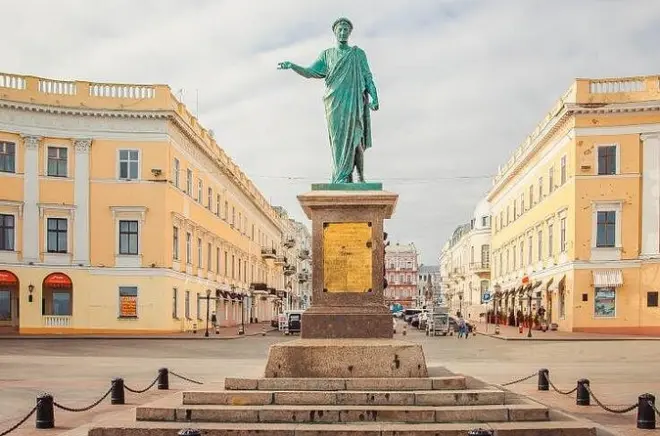 Odessa saindo de Chisinau: Praça do Teatro e costa do Mar Negro