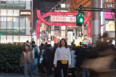 Erlebe tokios neonlichter bei nacht auf einer geführten fototour durch shinjuku, golden gai & shibuya. inklusive drink, bearbeiteten fotos & insider-tipps.