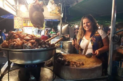 Scopri i mercati notturni di chiang mai assaggiando lo street food del nord thailandese con guida locale e piccolo gruppo. pickup e cena inclusi.