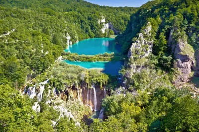 Descubre los lagos de plitvice en una excursión desde split con traslado en vehículo con aire acondicionado y tiempo para explorar a tu ritmo. incluye recogida.