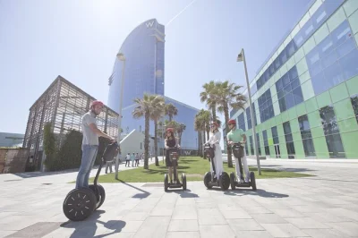 Sinta a brisa do mar em um tour de segway por barcelona—passeie pela praia nova icaria, arc de triomf e o bairro do born com um guia local experiente. capacete incluso.