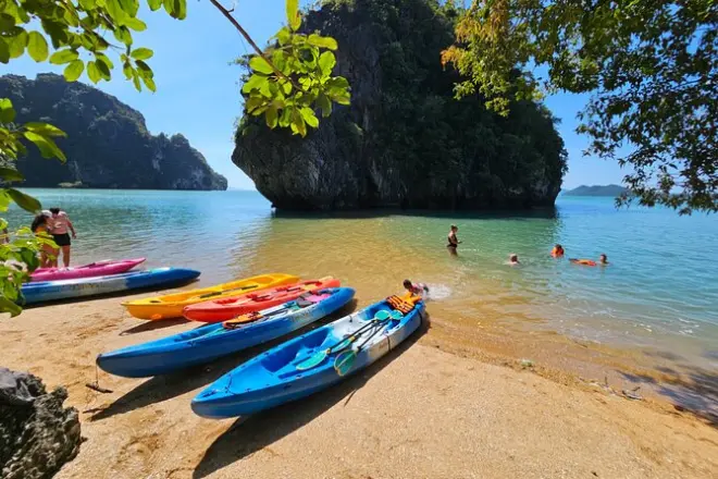 Kajakfahren Ko Aung & Talabeng Meeresgrotte ab Lanta