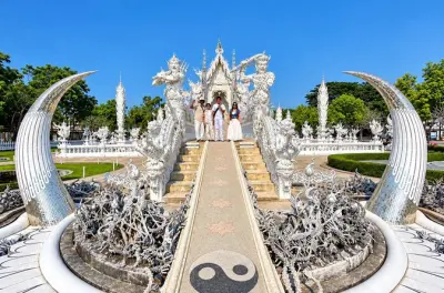 Chiang Rai: Weißer und Blauer Tempel plus Teeverkostung erleben