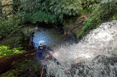 Canyoning na Ribeira da Salga, São Miguel: Salto, rapel e escorrega